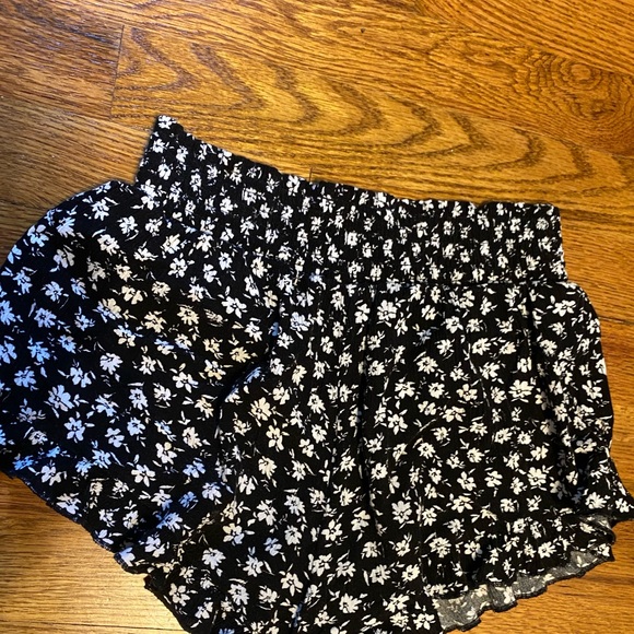 Pacsun Kendall & Kylie Black Floral Flow Shorts - Picture 2 of 4